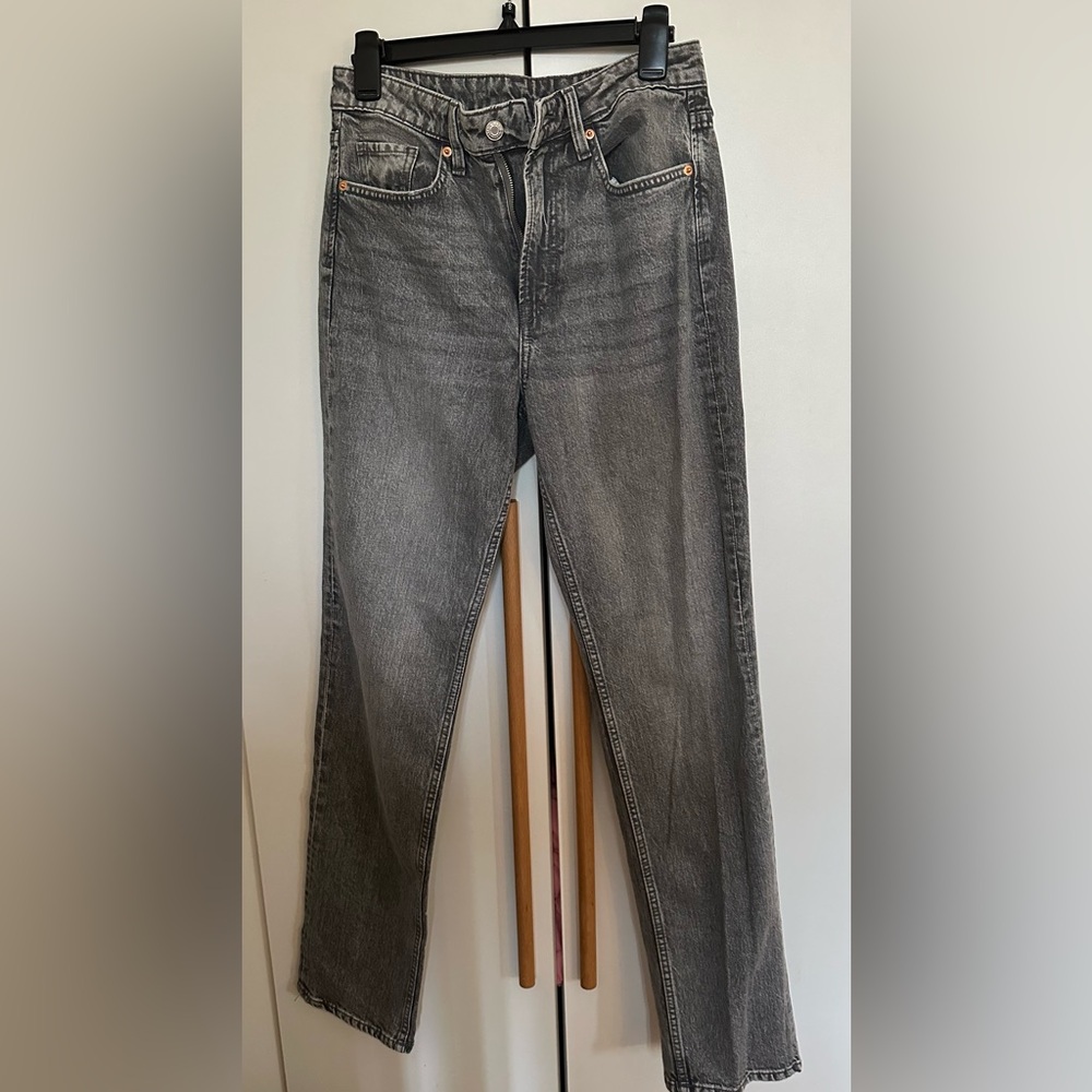 H&M WOMEN’S HIGH RISE GRAY SLIM STRAIGHT
LEG JEANS SIZE 6